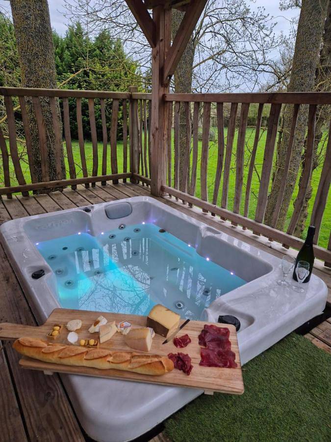Tente pour 2 personnes, avec Balcon et Jacuzzi ainsi que Terrasse et Jardin