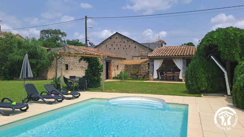 Gîte pour 12 personnes, avec terrasse ainsi que jacuzzi et piscine, animaux acceptés à Lacapelle-Ségalar
