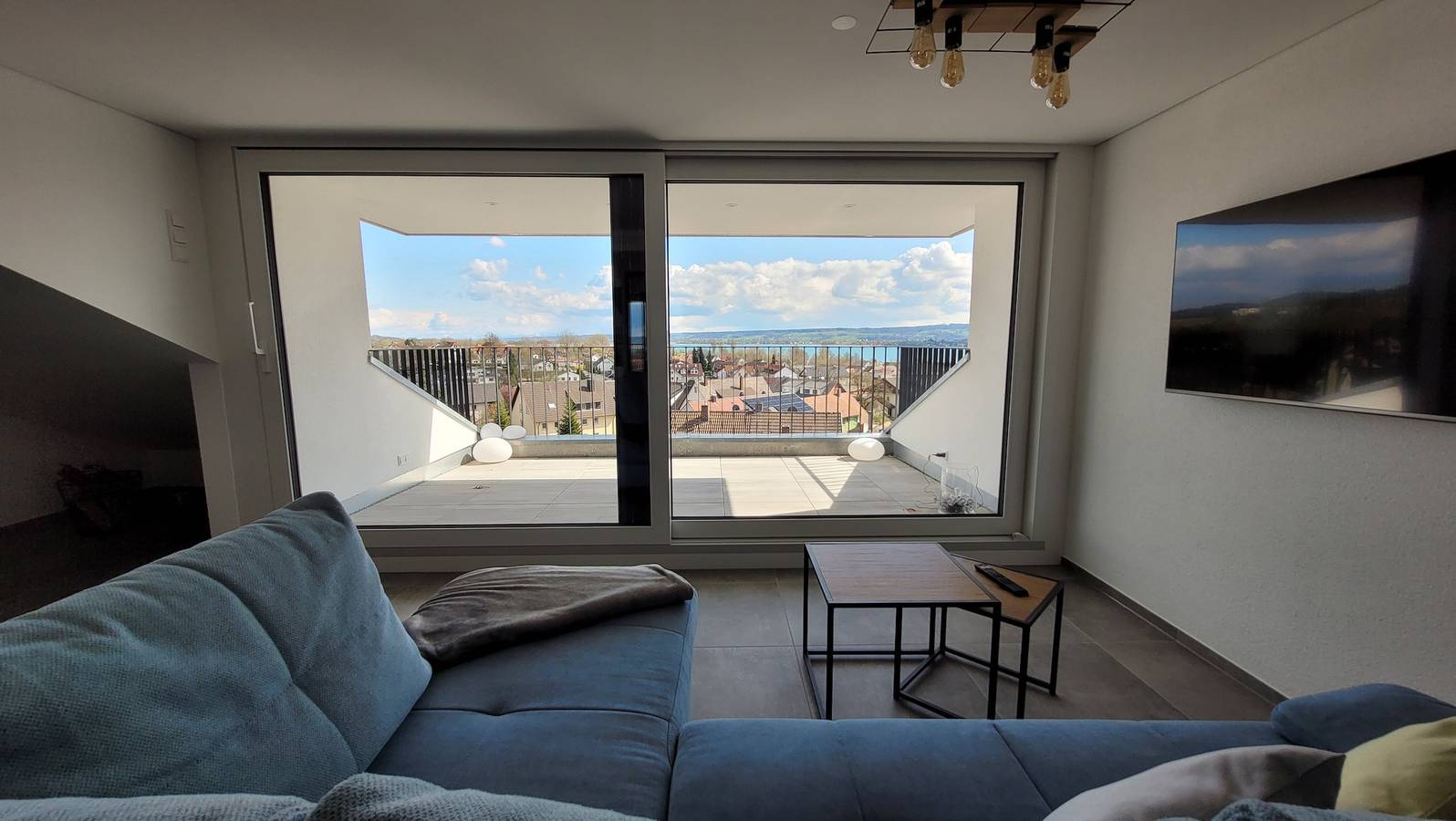 Ganze Ferienwohnung, View Royale - Dein Nest mit Seeblick - 3-Zimmer-Fewo, Dg in Allensbach, Untersee