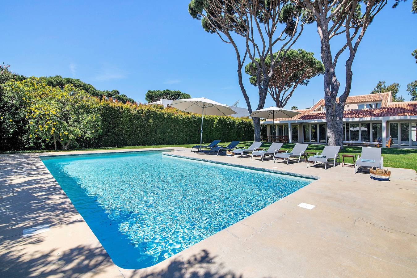 Villa 'Nine' with Private Pool, Wi-Fi and Air Conditioning in Vale do Lobo, Quarteira