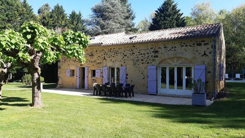 Location de vacances pour 6 personnes, avec vue ainsi que piscine et jardin, adapté aux familles à Capdrot - 4