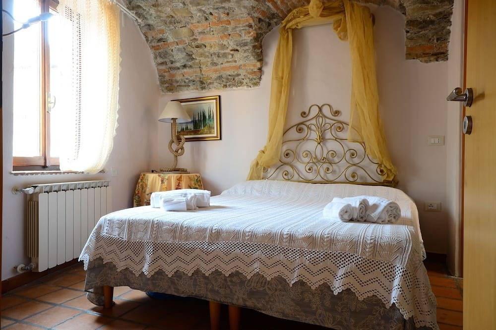 Der antike Turm - \"La Grande\" in Dolceacqua, Ligurische Alpen