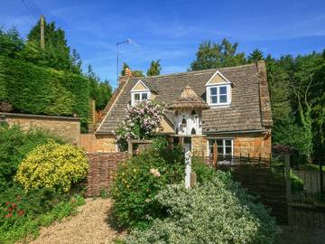 Log Cabin for 4 People in The Cotswolds, South West England, Photo 1
