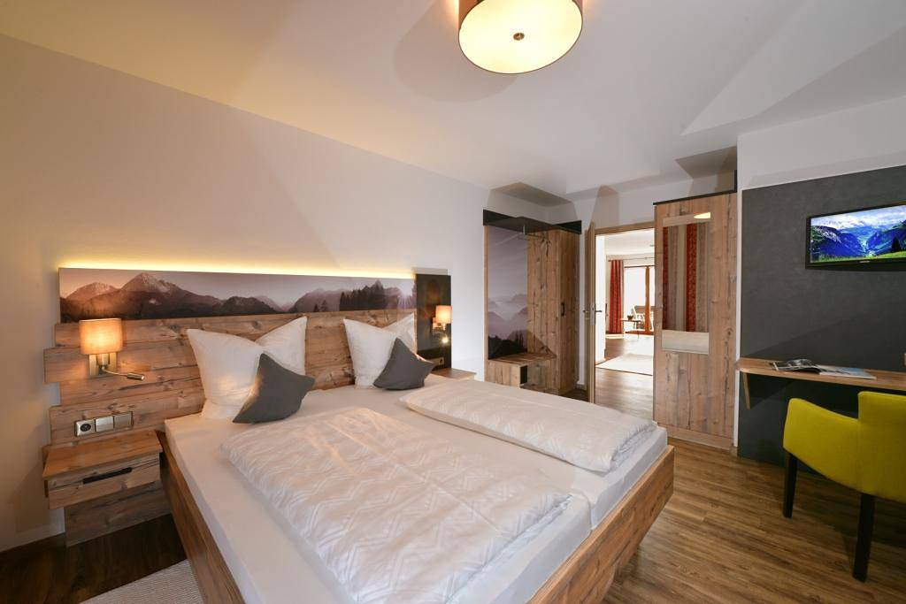 Ganze Ferienwohnung, Gästehaus Sonnenhang - Komfortable Ferienwohnung 46 qm mit großem Balkon und Panoramabergblick in Reit im Winkl, Bayerische Alpen