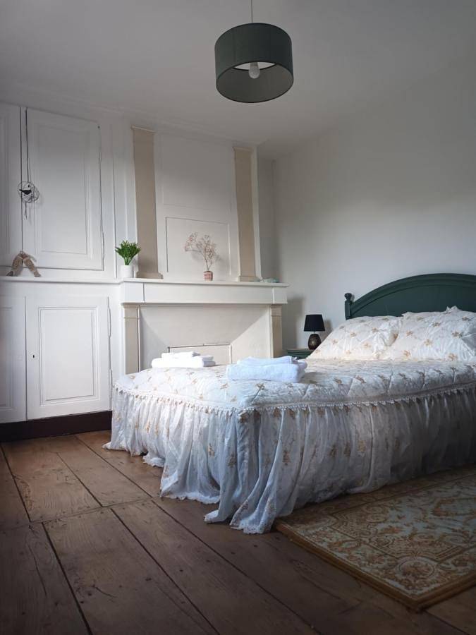 Double Room with Private Bathroom in Saint-Léonard-de-Noblat, Région de Limoges