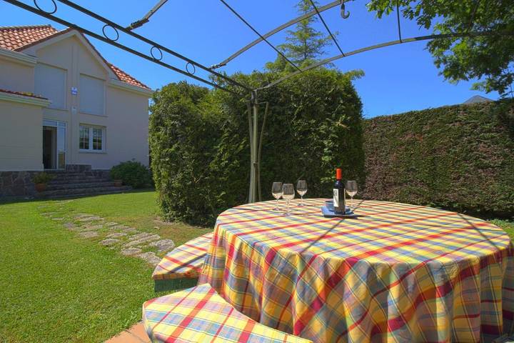 Casa de vacaciones para 10 personas, con piscina además de vistas y jardín - 1