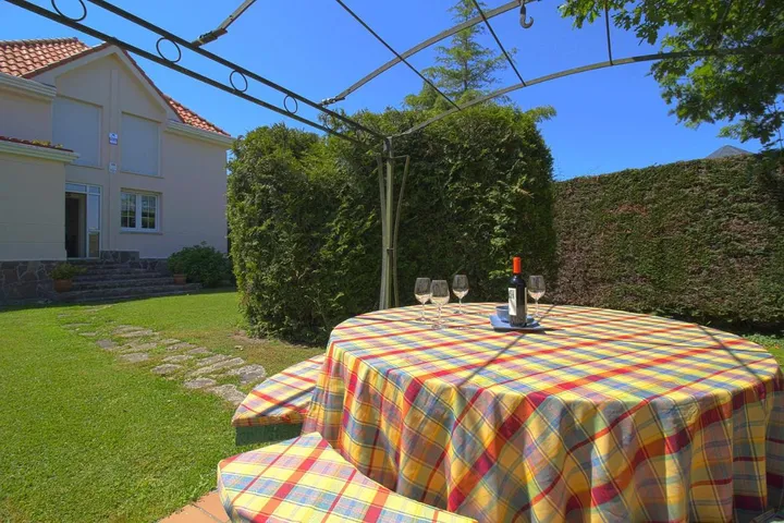 Ferienhaus für 10 Personen, mit Ausblick und Garten sowie Pool - 1