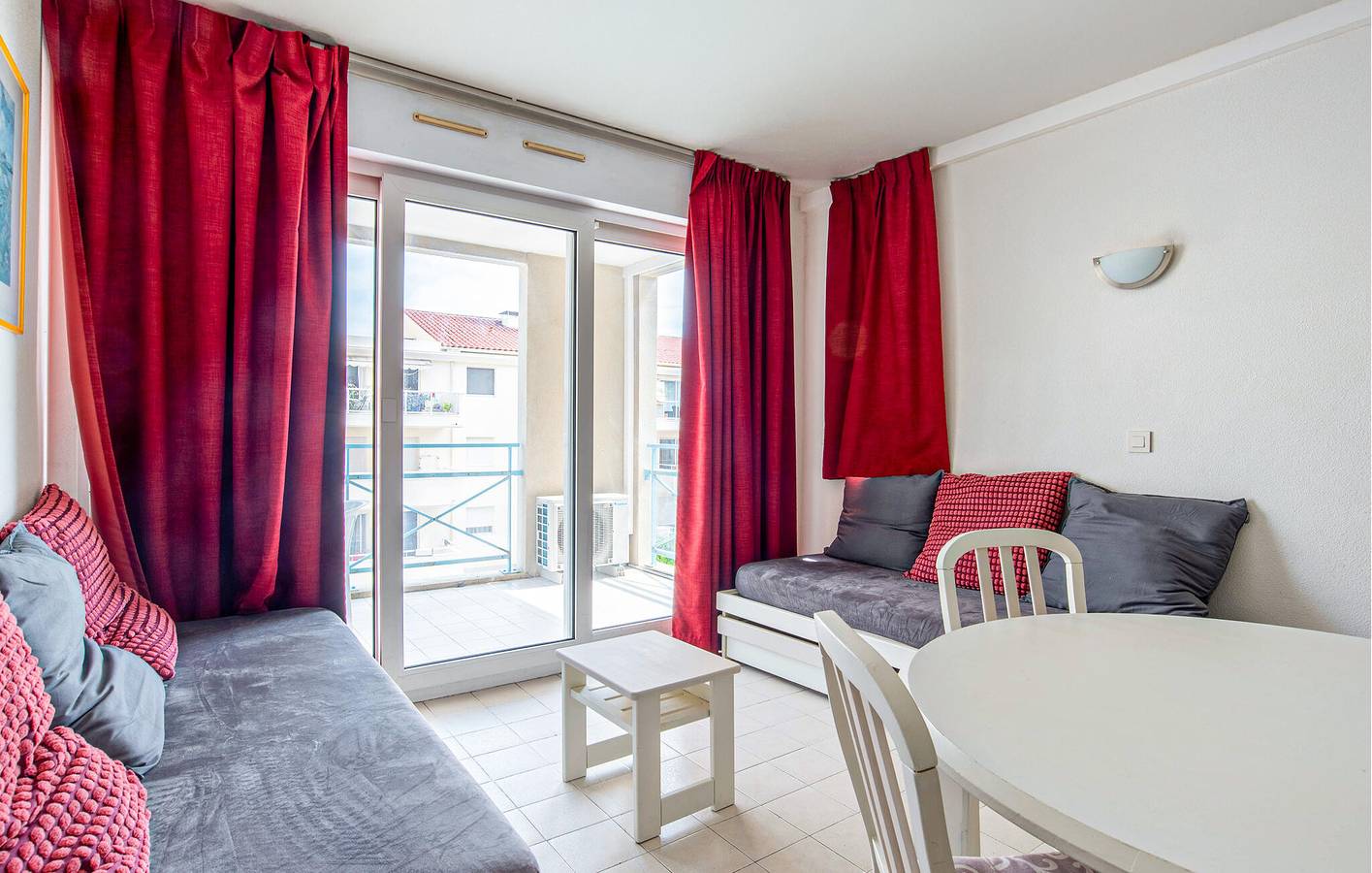 Appartement de vacances entier, Sunny 2km Beach Apartment with WiFi, AC, Terrace & Parking in Antibes, Côte méditerranéenne (France)