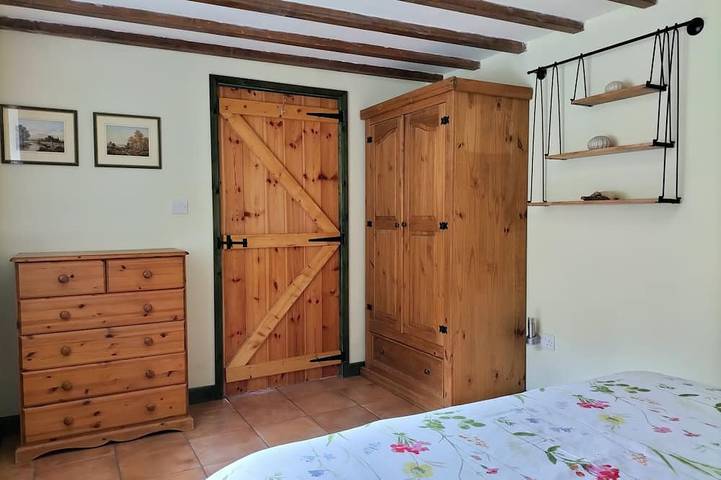 A charming ground-floor cottage with scenic valley views in Ceredigion