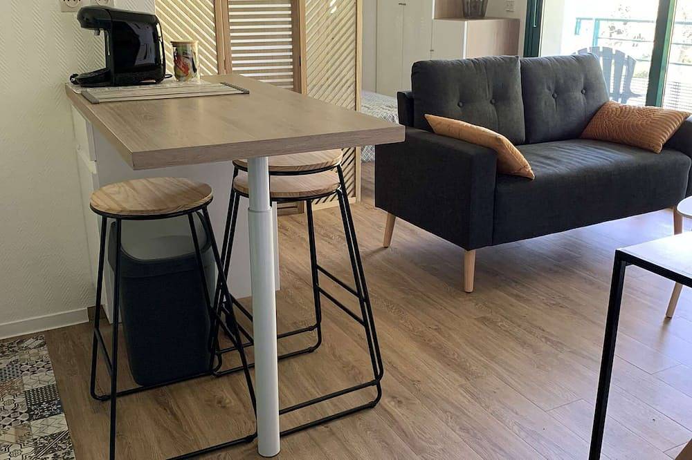 Entire apartment, Lovely Studio With Large Balcony And Private Parking Close To The Beach in La Rochelle, La Rochelle region