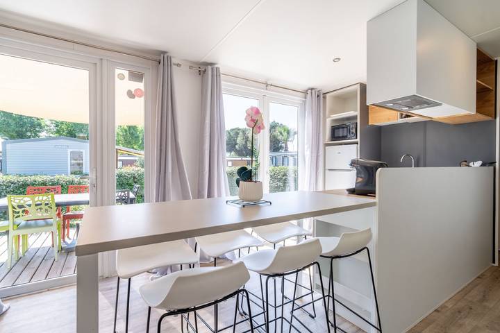 Ganze Wohnung, Wohnwagen 'Valras Plage 5 Étoiles' mit Gemeinschaftspool, Wlan und Klimaanlage in Vendres, Mittelmeerküste (Frankreich)
