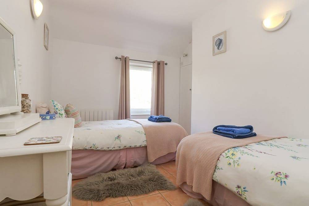 Longships, country holiday cottage, with a garden in Porthcurno in Porthcurno, Cornwall