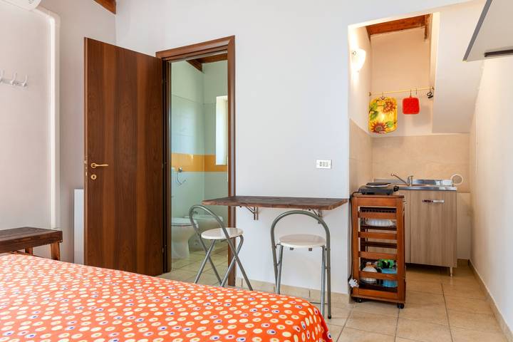 Entire studio, Studio Apartment 'Room in Villa Gianfreda' with Shared Pool, Wi-Fi and Air Conditioning in Ceglie Messapica, Salento