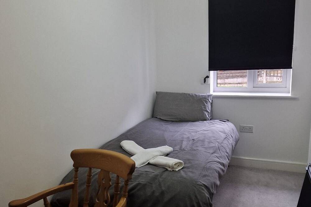 Morden tastefully furnished 4 bed holiday home designed for maximum comfort in Milton Keynes, Südostengland