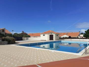 Gîte pour 4 personnes, avec jardin et piscine à Brem-sur-Mer