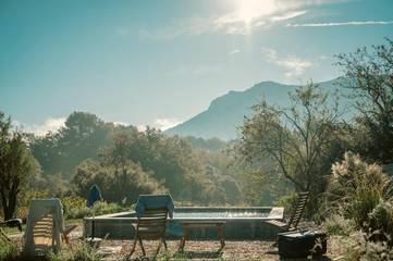 Cottage pour 2 personnes, avec vue ainsi que jardin et piscine, animaux acceptés à Trets