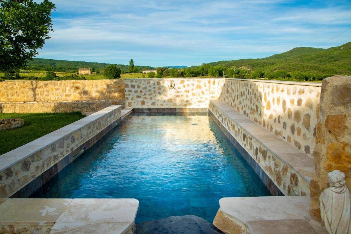 Appartement entier, La Fontaine Dorée - Jacuzzi, Piscine & Vue in Montlaux, Région de Forcalquier