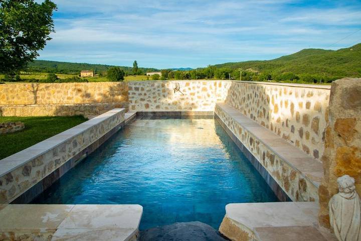 Gîte pour 4 personnes, avec jacuzzi ainsi que piscine et jardin à Montlaux