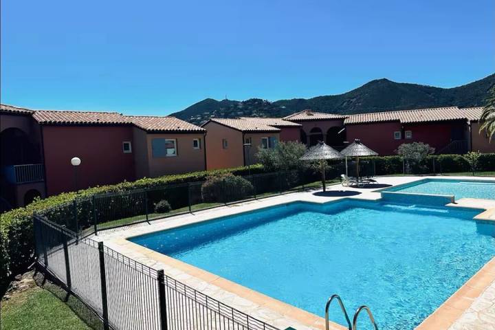 Ferienwohnung für 4 Personen, mit Terrasse und Pool in Théoule-sur-Mer