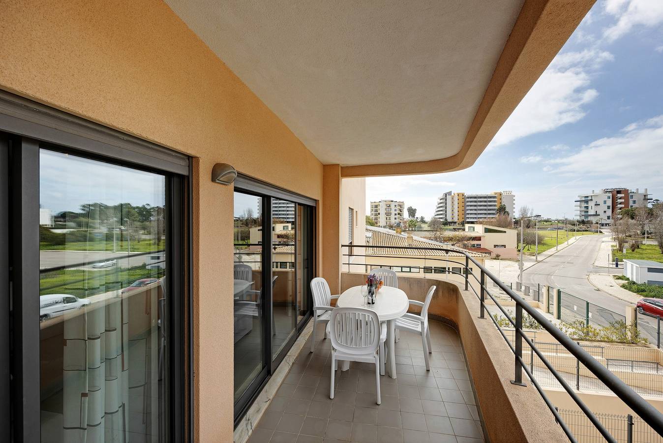 Ganze Wohnung, Ferienwohnung Comunidades Lusiadas mit Balkon, Gemeinschaftspool und Wlan in Praia da Rocha, Portimão