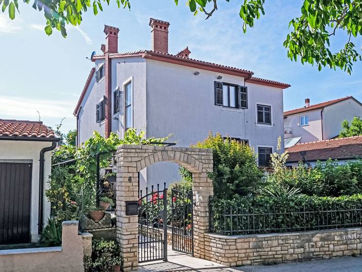 Ferienwohnung für 7 Personen, mit Balkon und Terrasse sowie Garten und Sauna in Pjescana Uvala