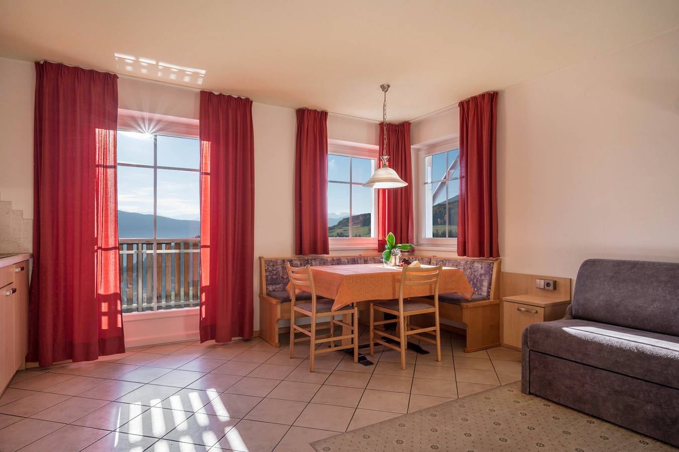 Appartamento intero, Appartamento "Treyer 6 Typ B" con vista sulle montagne, Wi-Fi, balcone e giardino in Terento, Dolomiti Superski