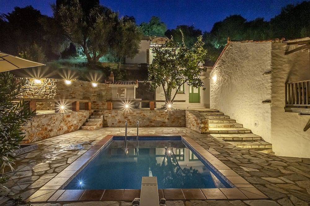The property has two bedrooms one swimming pool, parking space and sea view. in Sporaden