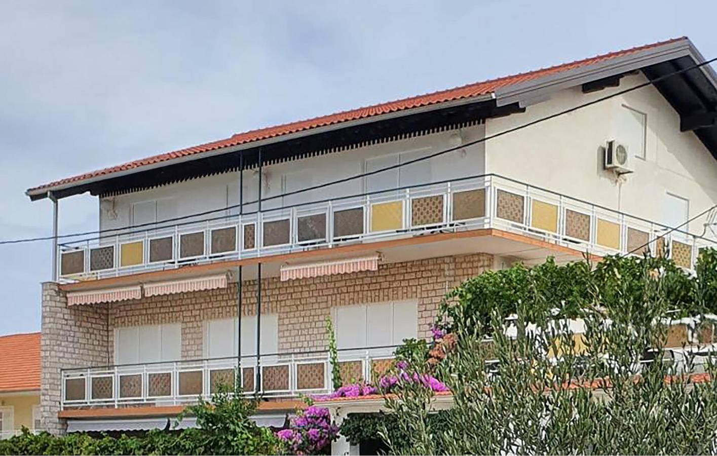 Ganze Ferienwohnung, Geräumige 1-Zimmer-Wohnung mit Terrasse, 500 m vom Strand entfernt in Vodice, Šibenik-Knin