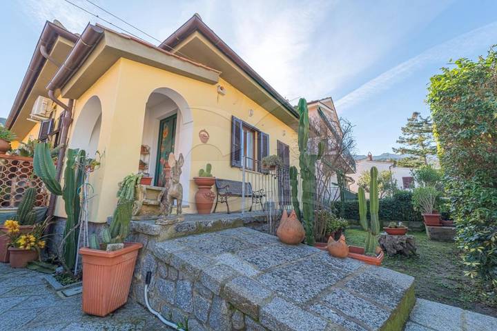 Villa per 7 persone, con terrazza e giardino a Marciana Marina