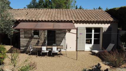 Gîte pour 4 personnes, avec piscine et jardin à Roaix