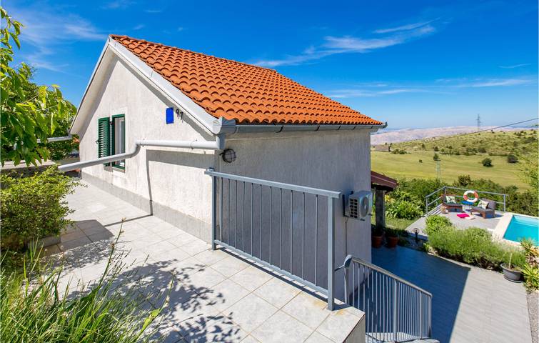 Charmante 2-Zimmer-Wohnung mit Meerblick, Pool und 2,5 km Entfernung zum Strand in Kvarner Festland