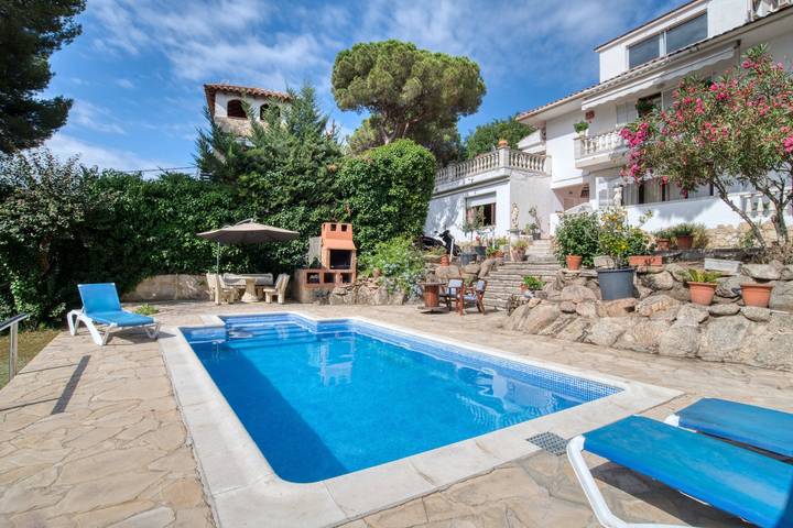 Vakantiehuis 'Isabel' met gedeeld zwembad, tuin & Wi-Fi in Platja de Sant Jordi (Calonge), Calonge