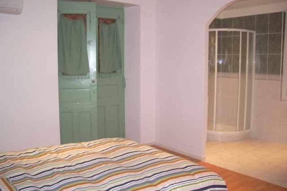 Cottage Quercy with pool, luxury, quiet and relaxing in Caylus, Quercy