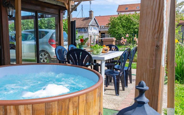 Location de vacances pour 6 personnes, avec Jacuzzi ainsi que Terrasse et Jardin à Sainte-Savine - 2