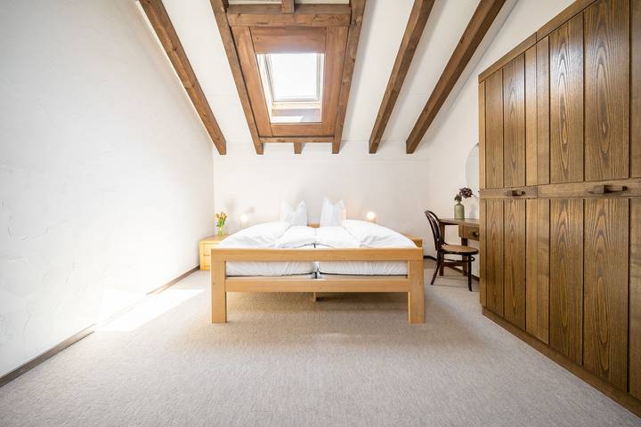 Ganze Wohnung, 4402 Geräumige, zweckmässig eingerichtete Maisonette-Wohnung mit mit Blick auf die Villa Engiadina in Vulpera, Tarasp