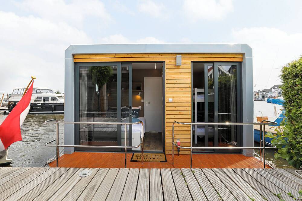 Houseboat Skoft with beautiful view over the water and on village Grou. in Nationalpark De Alde Feanen
