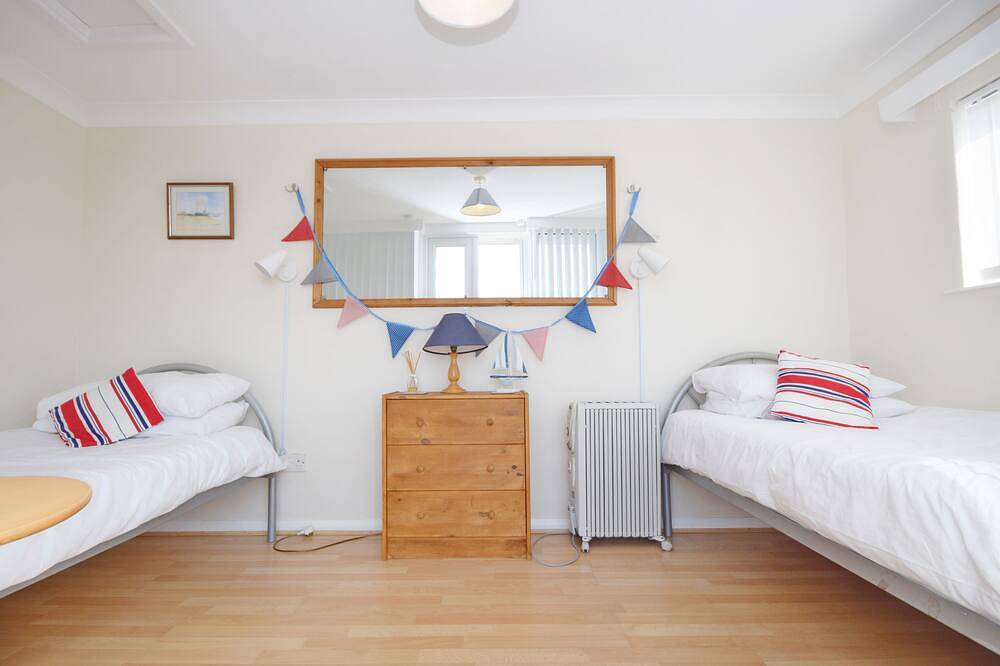 A family house that sleeps 6 guests  in 3 bedrooms in West Wittering, West Sussex