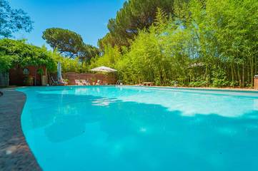 Chambre d’hôte pour 2 personnes, avec vue ainsi que piscine et jardin, adapté aux familles à Castillon-du-Gard