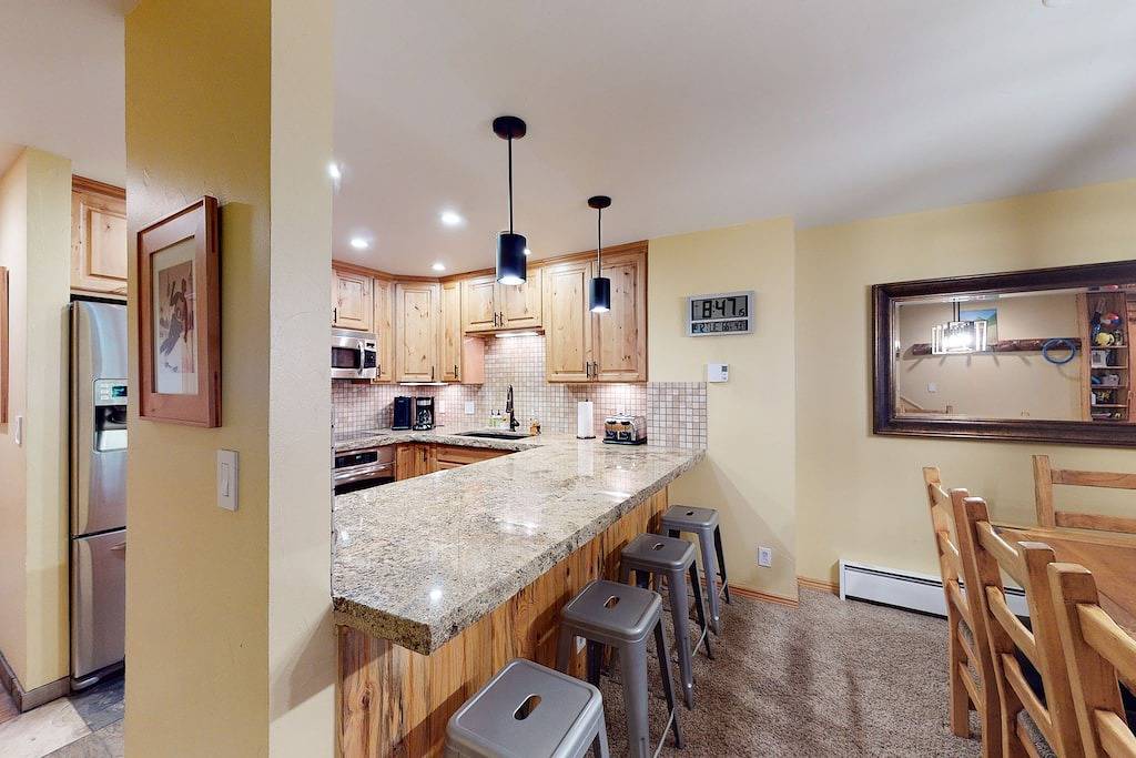 Ganze Wohnung, Beaver Creek West Condo with Heated Pool, 3 Hot Tubs & Shuttle to the Slopes in Avon, Beaver Creek
