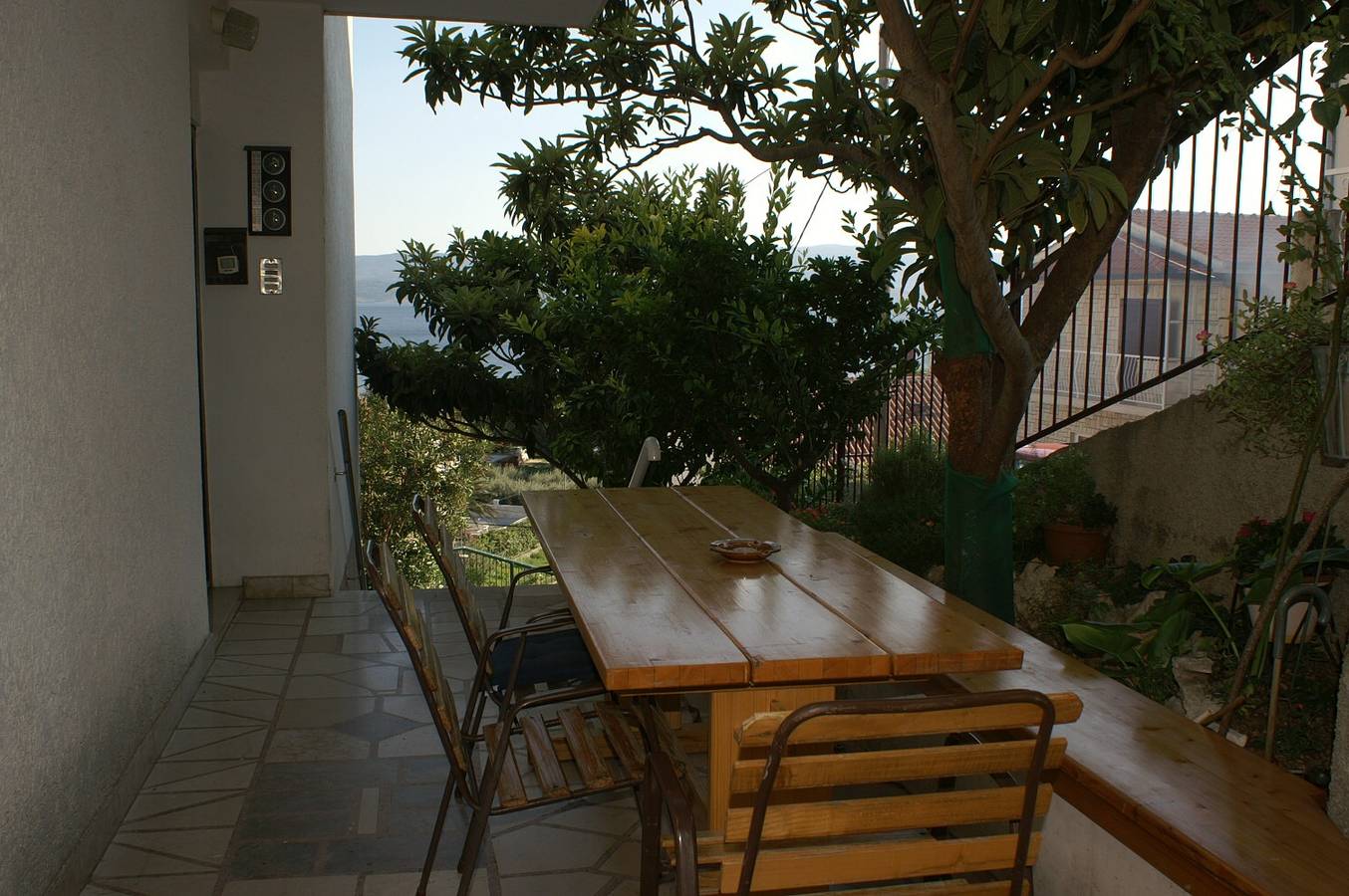 Ganze Wohnung, 2-Zimmer-Ferienwohnung mit Balkon und Meerblick Duce, Omis -b in Dugi Rat, Omis-Riviera