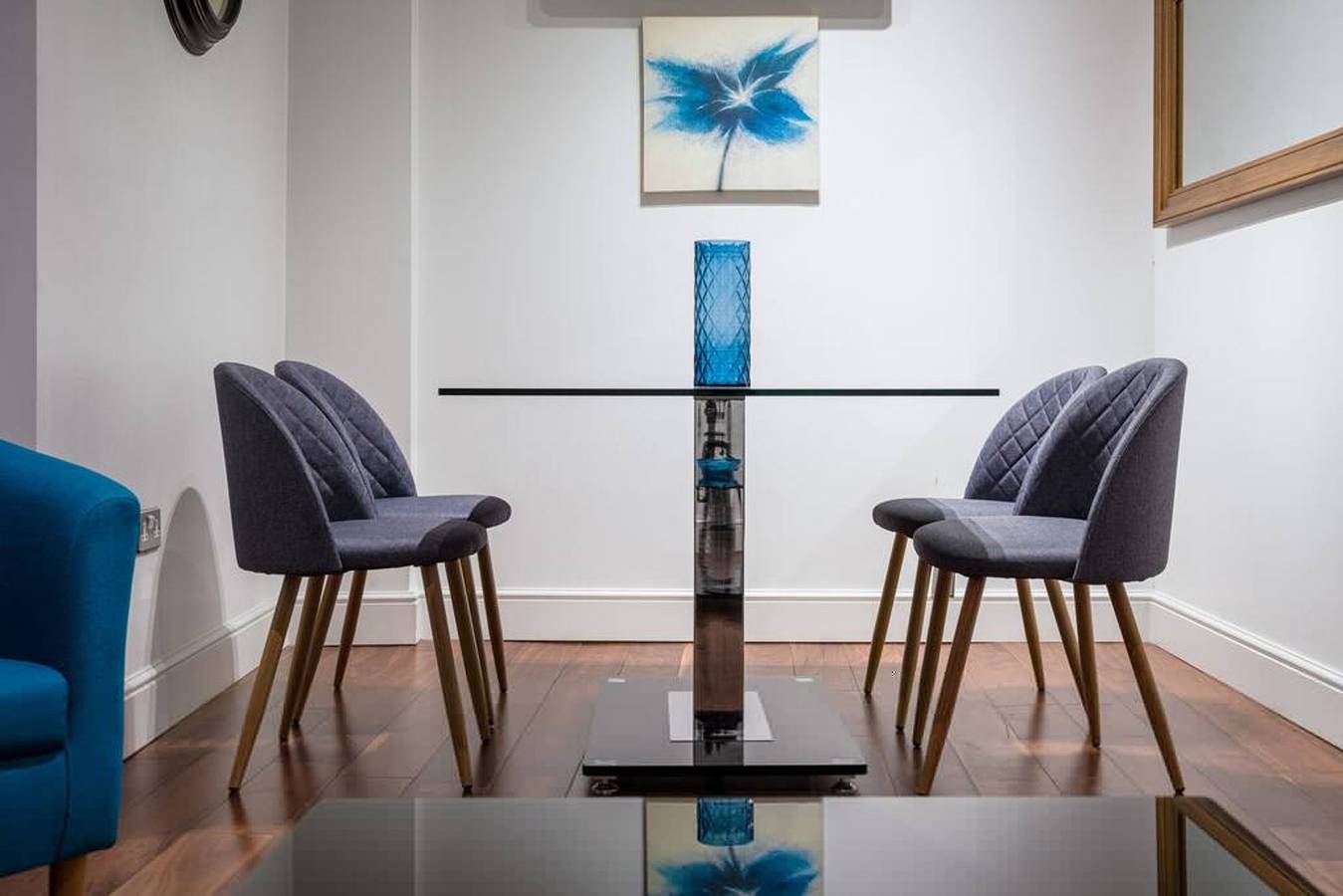 Entire apartment, 4Bg 1Br sleeps 4 Balcony Air Con in Downtown, London