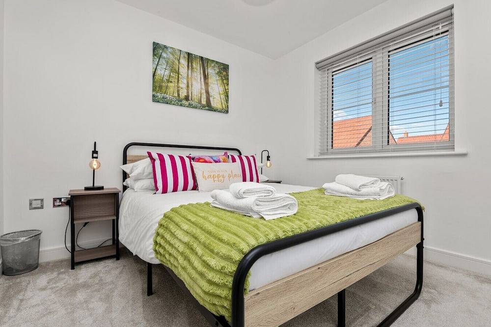 Fast Wi-Fi, parking for two and an enclosed garden near Cheltenham in Gloucestershire