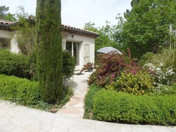 Location de vacances pour 4 personnes, avec piscine et jardin à Ailhon