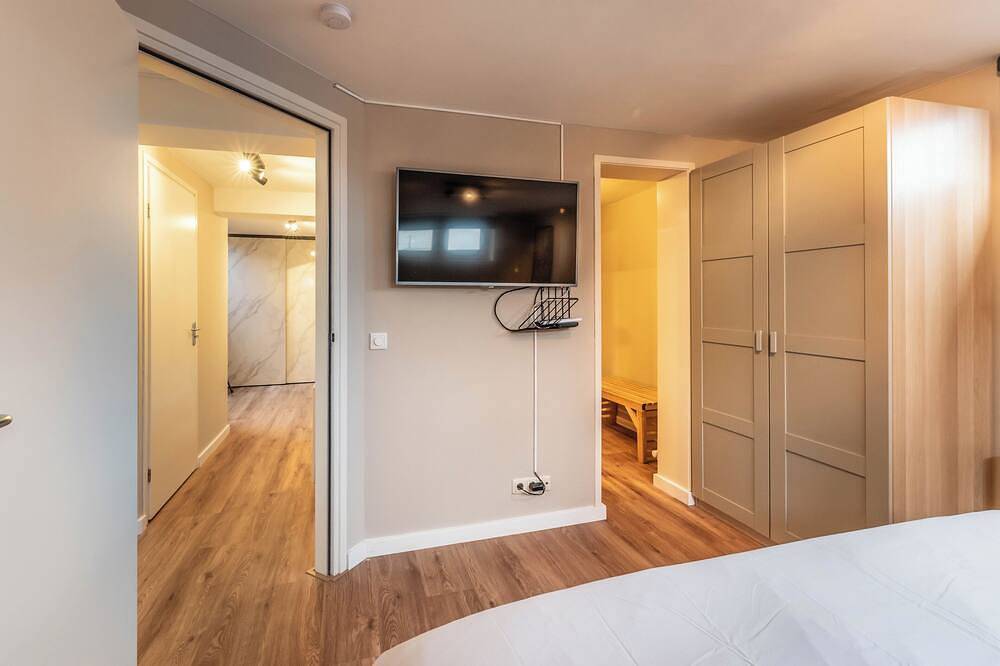 Spacious 120m2 Watervilla With Sauna Near Amsterdam And Schiphol. in Aalsmeer, Nordholland