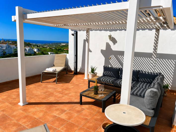Apartamento para 4 personas, con vistas además de terraza y piscina para niños en Valle Romano
