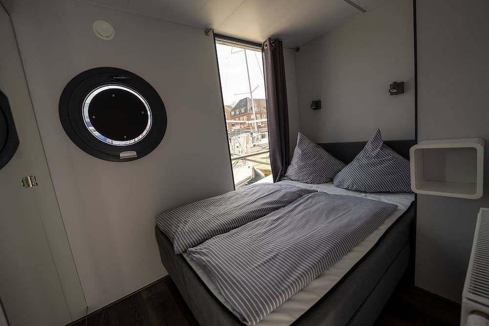 Hausboot Luv im Hafen Sonwik mit Blick nach Dänemark in Mürwik, Flensburg