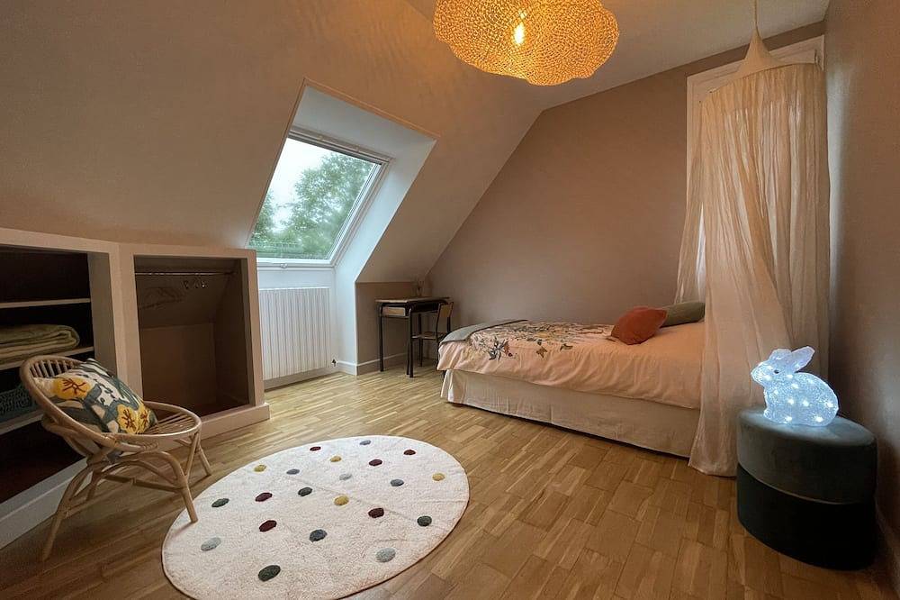 Renovated country property with fireplace, near forest in Le Mont-Saint-Adrien, Oise