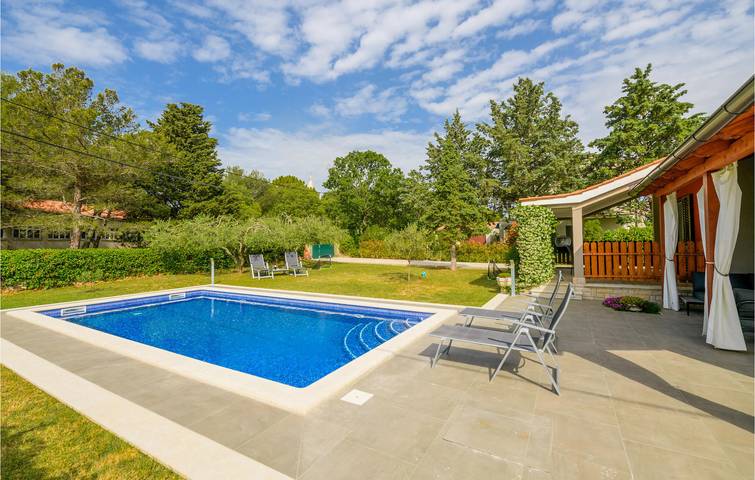 Reizende 2-Zimmer-Wohnung mit Pool, in der Nähe der Küste und des Stadtzentrums in Krnica, Marčana