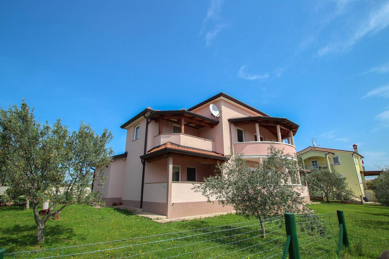 Geheel appartement, Modernes und helles Apartment mit Waschmaschine, Liegen, Grill, Wifi in Mareda, Regio Umag