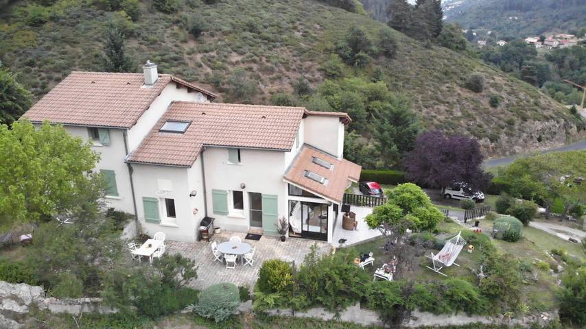 Gîte pour 10 personnes, avec terrasse et jardin